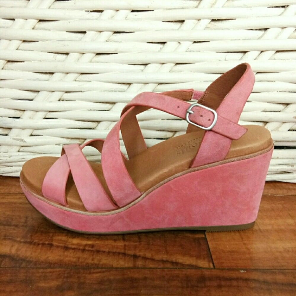 NWOT Kenneth Cole Gentle Souls Strappy Wedge